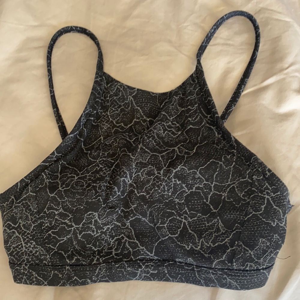 Black lululemon sports bra size 4